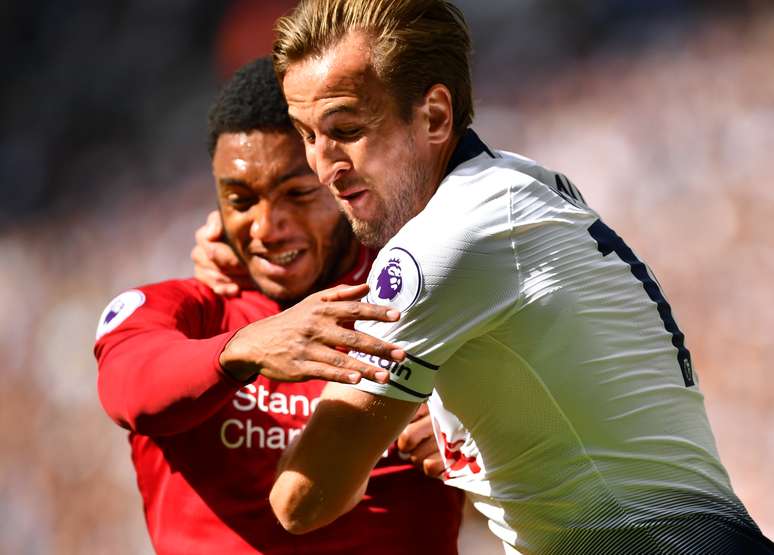 Harry Kane, do Tottenham, agarra Joe Gomez, do Liverpool, em disputa de bola na partida