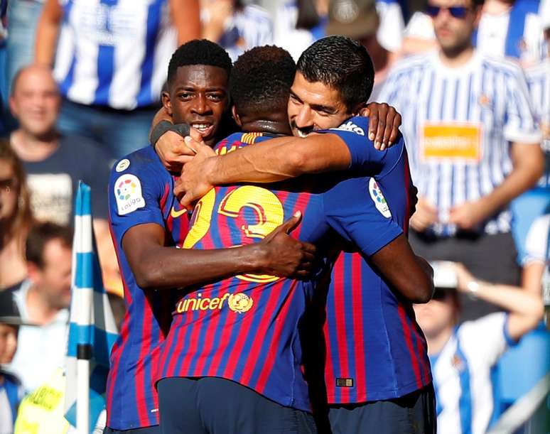 Luis Suárez celebra seu gol com companheiros