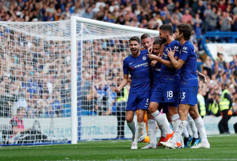 Jogadores do Chelsea comemoram o terceiro gol do time, marcado de pênalti por Hazard