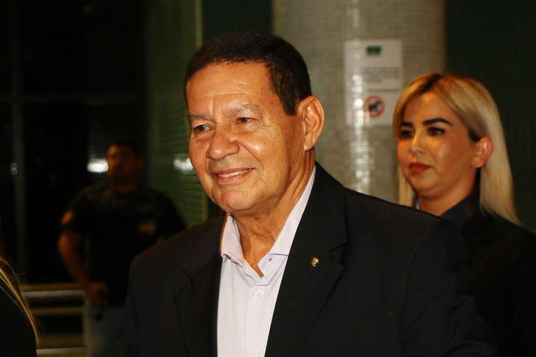 General Hamilton Mourão (PRTB), no Aeroporto Internacional Eduardo Gomes em Manaus (AM), nesta sexta-feira (14)