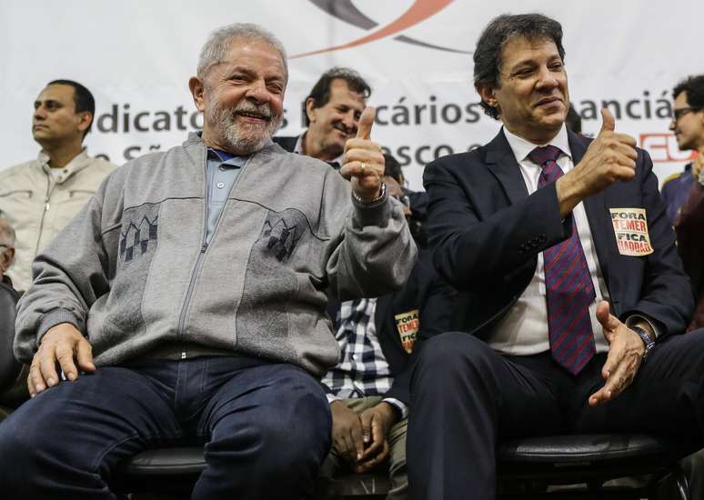 Lula e Haddad durante ato em repudio a jornada de 12 horas, no Sindicato dos Bancários, em 2016