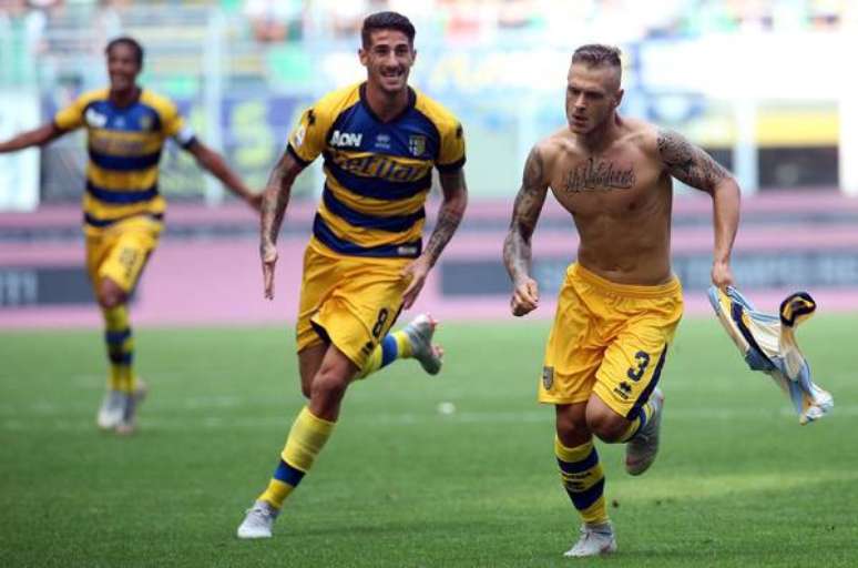 Golaço de Dimarco (direita) deu a vitória para o Parma contra a Inter