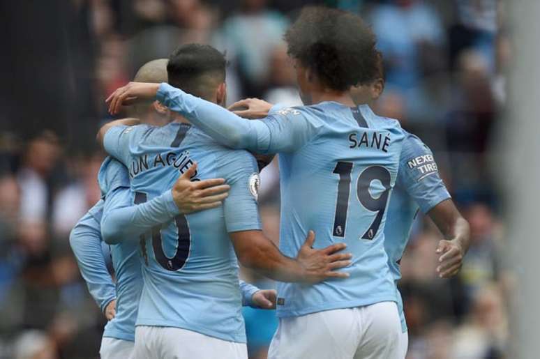 Jogadores comemora gol de David Silva (Foto: Oli Scarff / AFP)