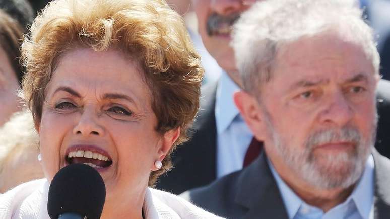 Dilma Rousseff e Lula em 2016; em 2008, ent&atilde;o presidente afirmou que crise seria 'marolinha'