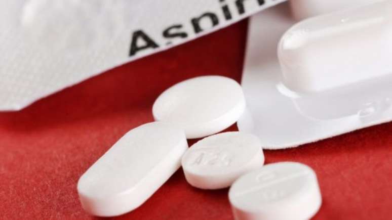 A pesquisa mostra que tomar aspirina diariamente aumenta o risco de hemorragia em pessoas saudáveis