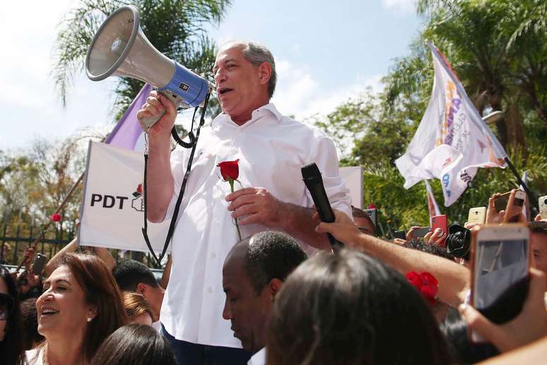 O candidato do PDT à presidência da República, Ciro Gomes faz panfletagem no Parque do Ibirapuera, em São Paulo (SP), neste domingo (16). 