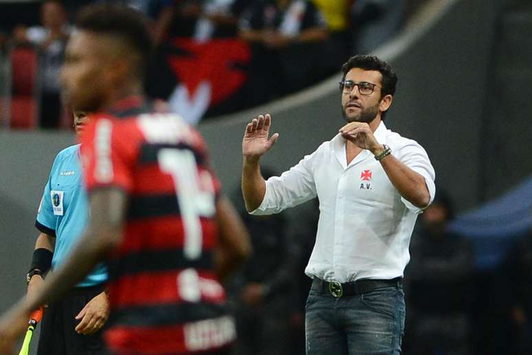 Alberto Valentim durante jogo entre Flamengo e Vasco, em Brasília