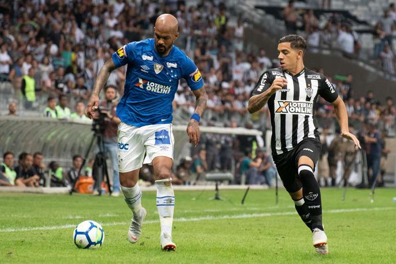 Bruno Silva, do Cruzeiro, e uruguaio David Terans, do Atlético-MG, disputam jogada no Mineirão