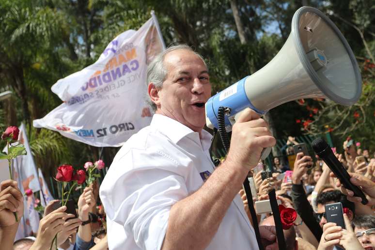 Ciro Gomes pega o megafone durante ato de campanha no Parque do Ibirapuera, na zona sul de São Paulo, na manhã deste domingo (16)