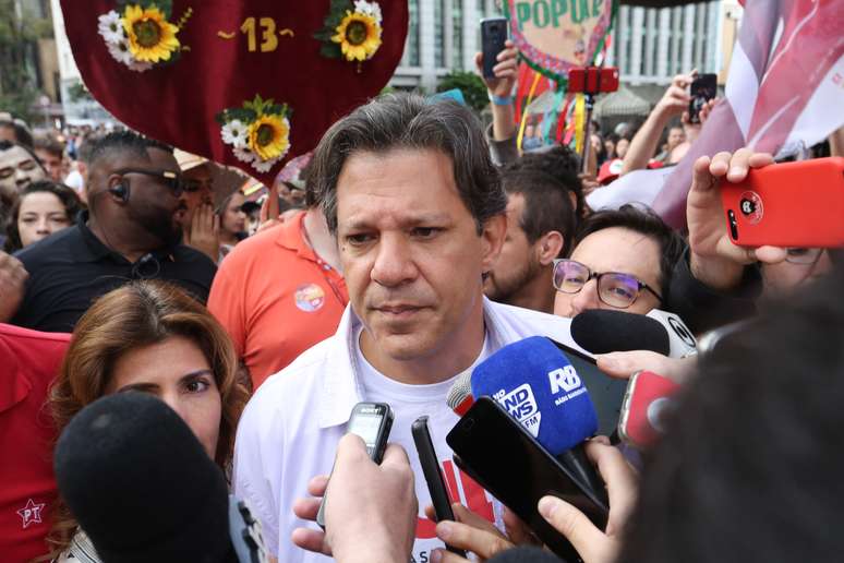 Haddad participou de ato de campanha na Avenida Paulista neste domingo (16)