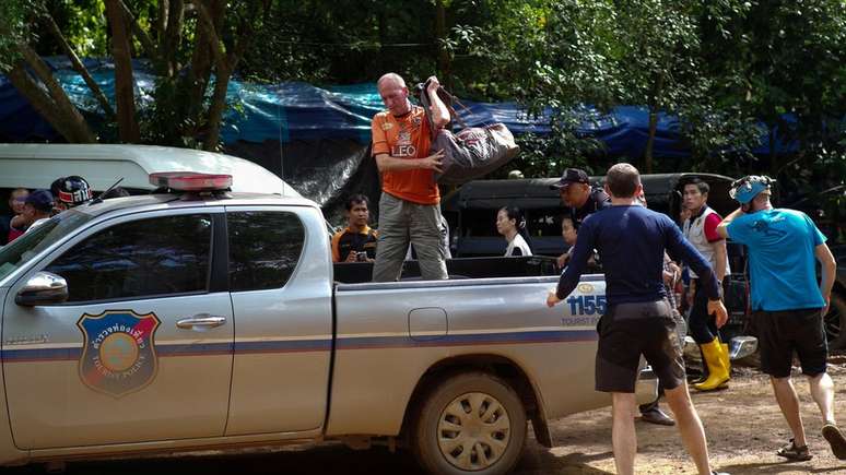 Unsworth, de camisa laranja, forneceu informações fundamentais para o resgate