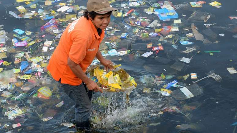 A escassez de sistemas formais de gestão de resíduos aumenta a quantidade de plástico que entra no oceano