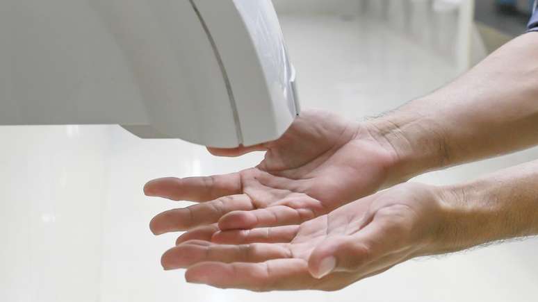 Os secadores a jato de ar não são tão higiênicos quanto parecem, dizem cientistas