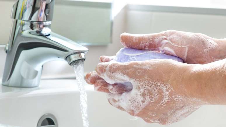 O problema é que muita gente não lava bem as mãos, e as bactérias residuais são espalhadas pelo jato de ar
