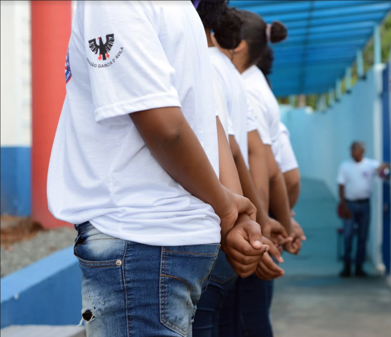 A cada 20 dias, os alunos passam por uma 'revista de cabelo'