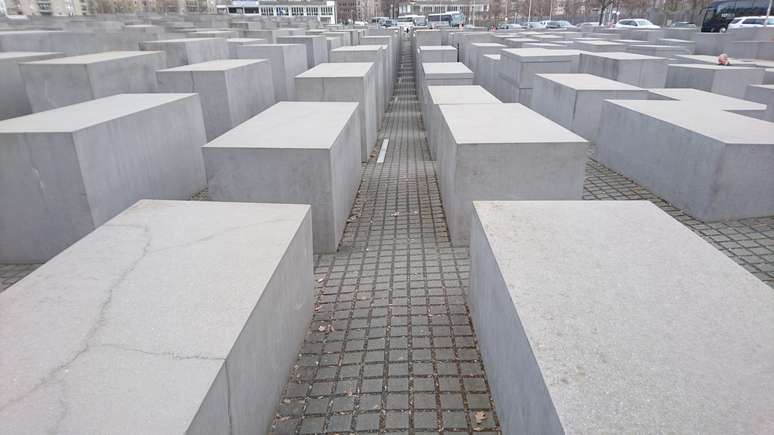 Alunos também ouvem depoimentos de vítimas e visitam memoriais que lembram o Holocausto