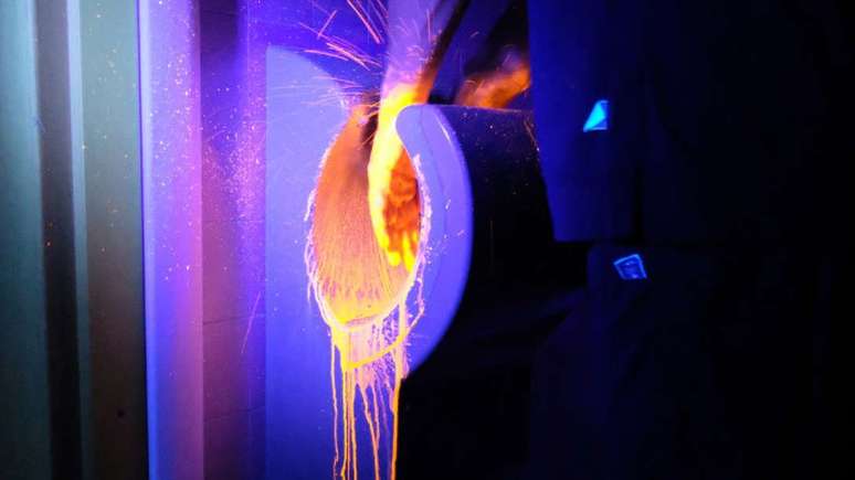 Luz ultravioleta mostra, em um dos testes, como as bactérias se espalham com o jato de ar do secador