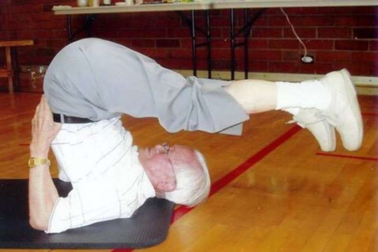 Idoso de 111 anos domina a prática do ioga e se exercita todos os dias.