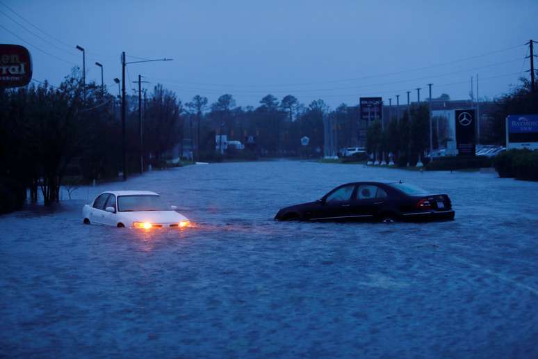 Carros abandonados em rua alagada de Wilmington, na Carolina do Norte 15/09/2018 REUTERS/Jonathan Drake