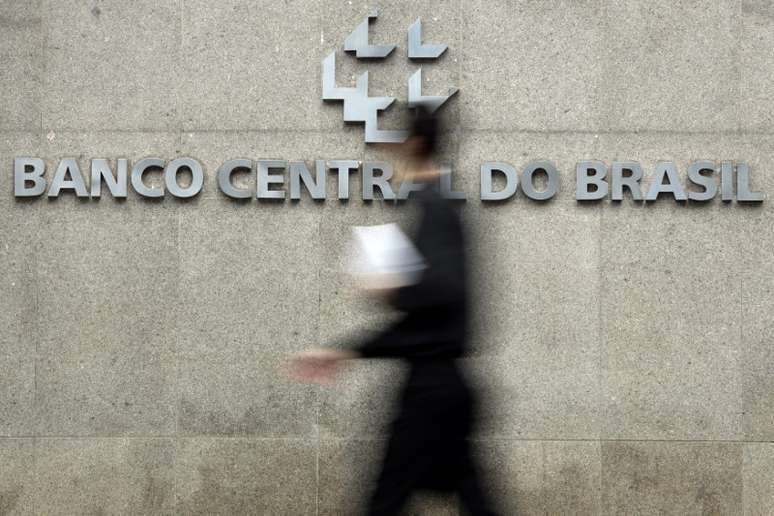 Homem passa por sede do Banco Central, em Brasília 
15/01/2014 
REUTERS/Ueslei Marcelino