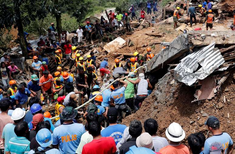 Socorristas buscam pessoas soterradas por deslizamento provocado pelo tufão Mangkhut, nas Filipinas 17/09/2018 REUTERS/Erik De Castro