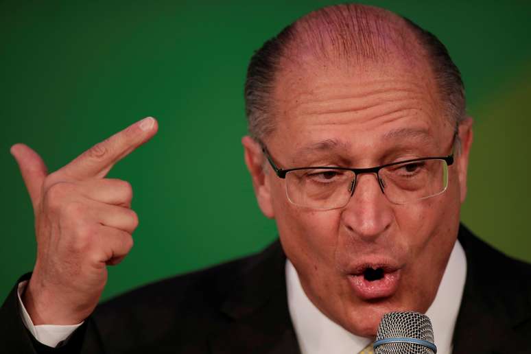 O candidato do PSDB à Presidência, Geraldo Alckmin, afirmou nesta segunda-feira que o voto no adversário do PSL, Jair Bolsonaro, é o "passaporte" para o retorno do PT ao governo federal