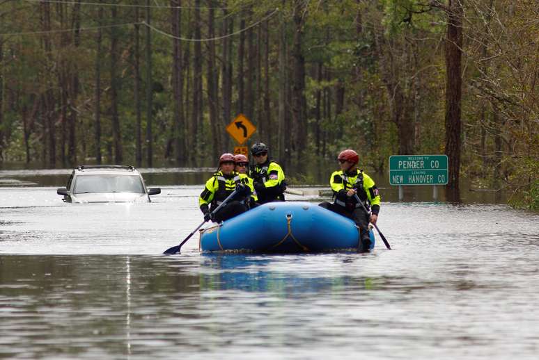 Equipes de resgate em Castle Hayne, Carolina do Norte, ap&oacute;s passagem do Florence 17/9/2018 REUTERS/Jonathan Drake