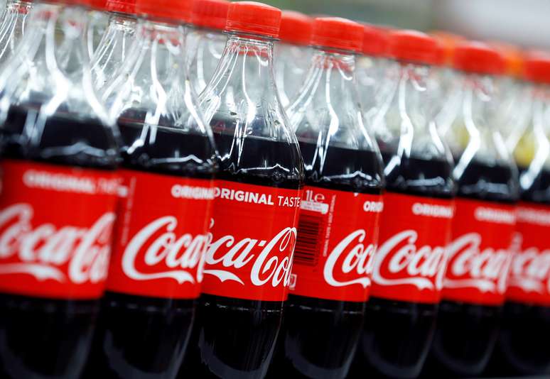 Garrafas de Coca-Cola em prateleira de supermercado. 05/02/2018. REUTERS/Regis Duvignau.