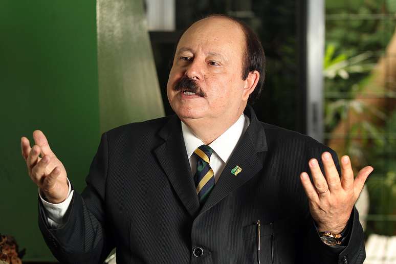 Levy Fidelix (PRTB), durante entrevista em seu escritório de campanha no bairro de Moema, zona sul da capital paulista.