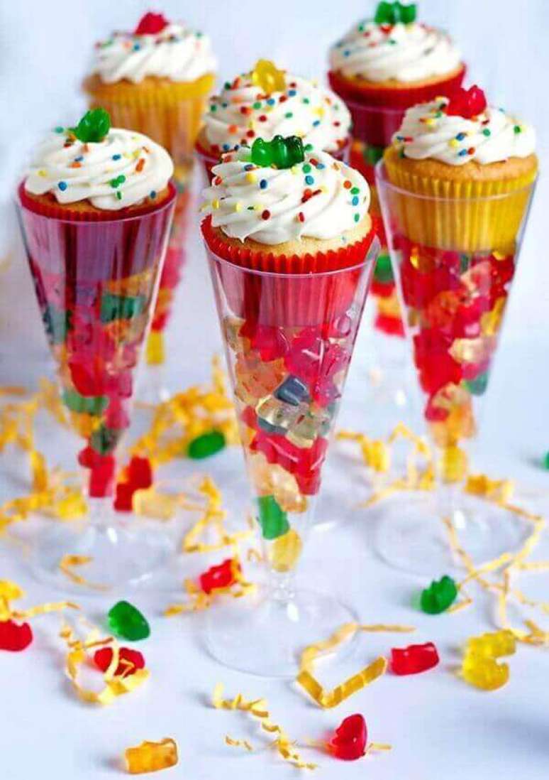 54- Para a decoração dia das crianças na mesa utilize cupcakes como tampa de taças com bala. Fonte: Pinterest