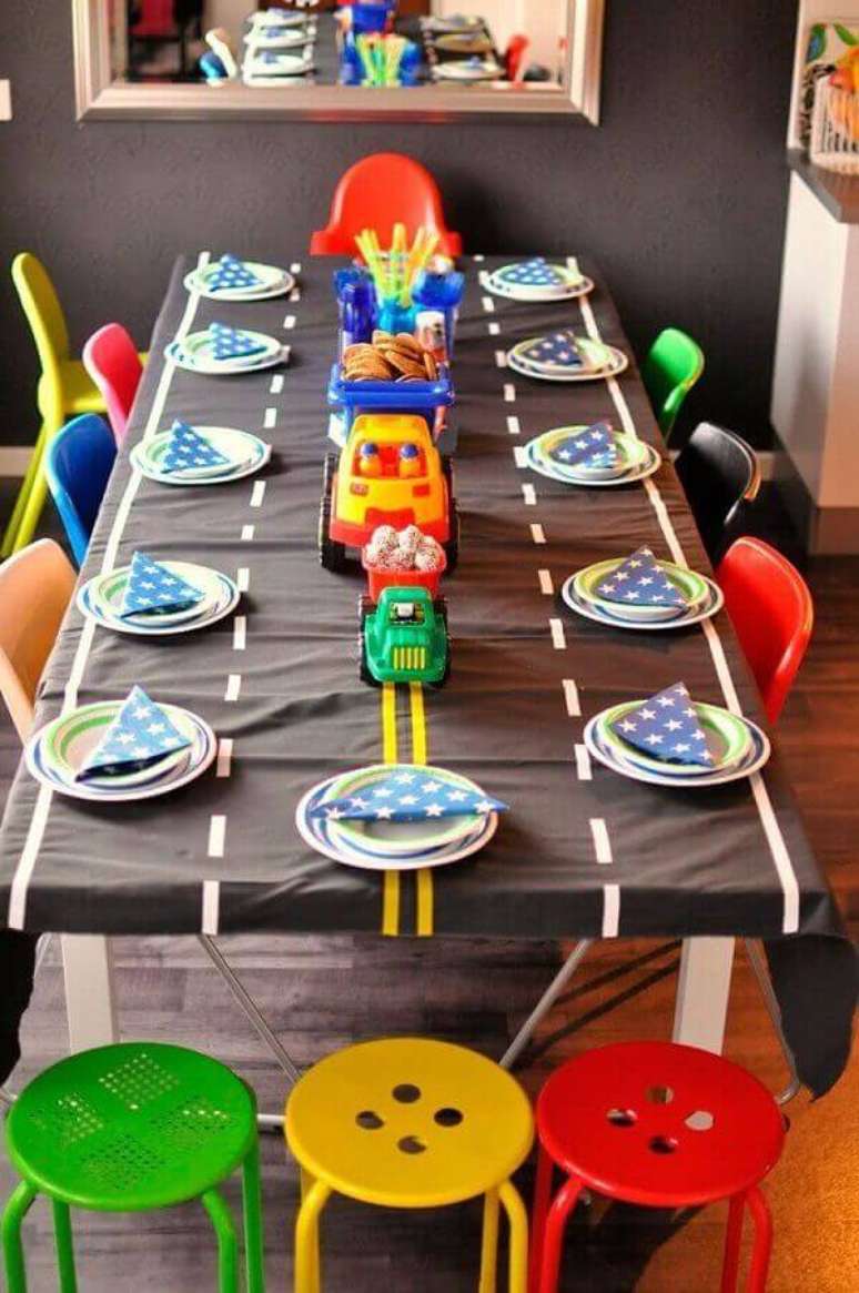 6- No centro de mesa na decoração dia das crianças foi utilizado brinquedos. Fonte: Pinterest