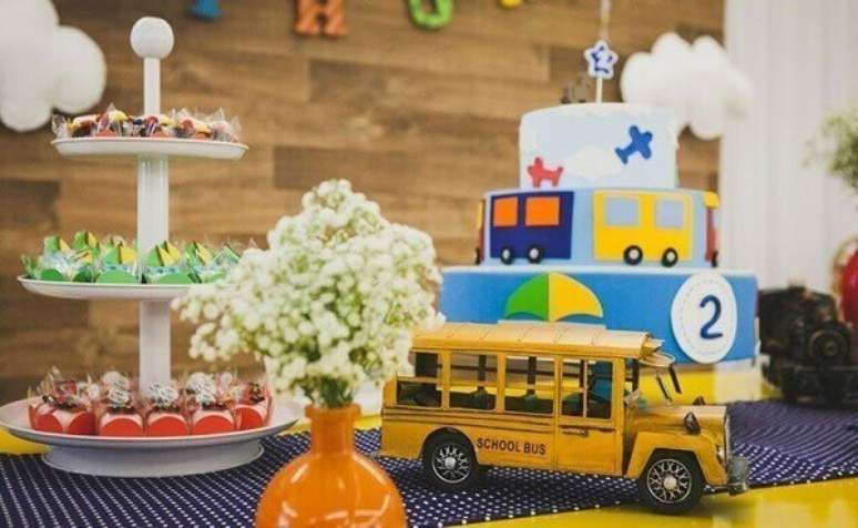 7- Na decora&ccedil;&atilde;o dia das crian&ccedil;as o porta docinhos de tr&ecirc;s andares completa a mesa. Fontee: Dicas de mulher