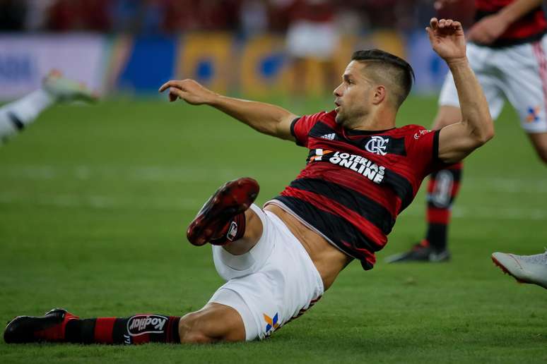 Diego recebeu cartão vermelho no clássico contra o Vasco em Brasília