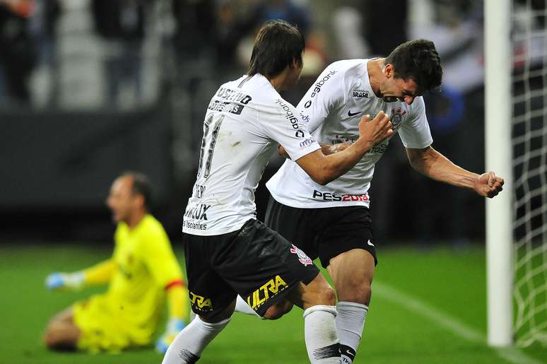 Danilo Avelar corre pra comemorar seu gol, o da virada do Corinthians sobre o Sport
