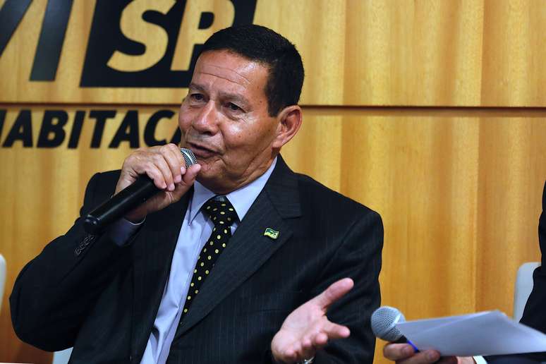 O general Hamilton Mourão, candidato à vice-presidência, afirmou que é preciso &#039;relevar&#039; a fala de Jair Bolsonaro