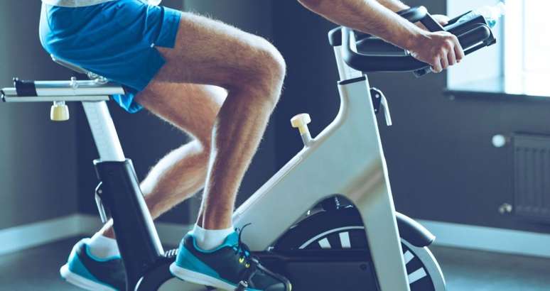 6. PROMOVE EMAGRECIMENTO SAUDÁVEL: dependendo da intensidade e do ritmo, em uma aula com 45 minutos de duração, o gasto calórico pode chegar entre 500 e 700 calorias. “Para quem está começando, o ideal é pedalar duas ou três vezes por semana. À medida que o condicionamento melhora, a frequência pode ser diária”, comenta o profissional. 
|