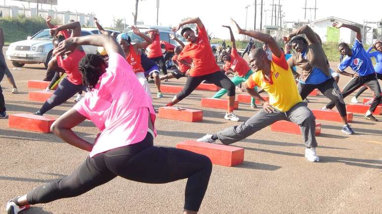 Alguns ugandenses se organizam para praticar atividades físicas - mas muitos a fazem sem perceber