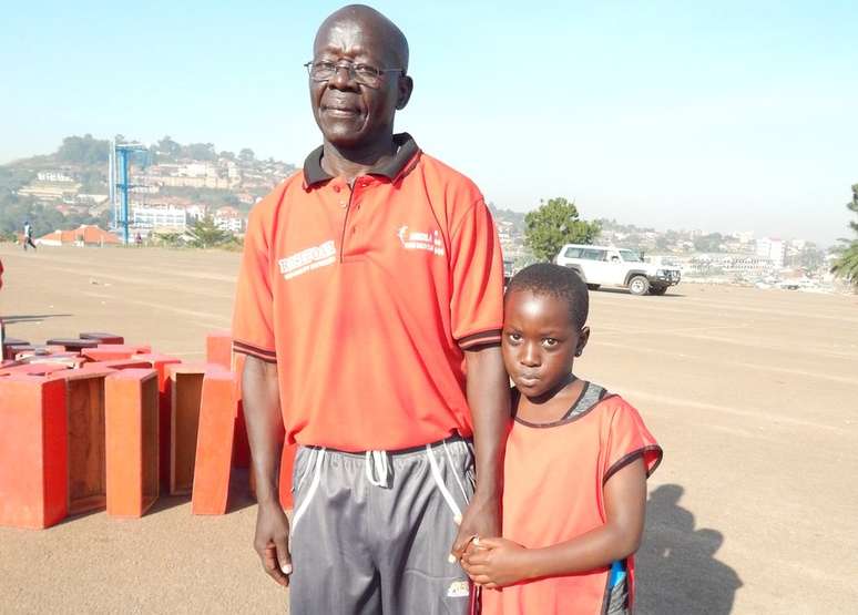 Sabiti Matovu e sua filha; ele acha que atividades físicas deixaram de ser prioridade nas escolas locais