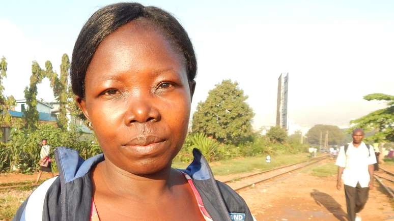 Jennifer Namulembwa trabalha como faxineira e caminha uma hora e meia diariamente para chegar ao trabalho; ela preferiria ir de carro, se pudesse