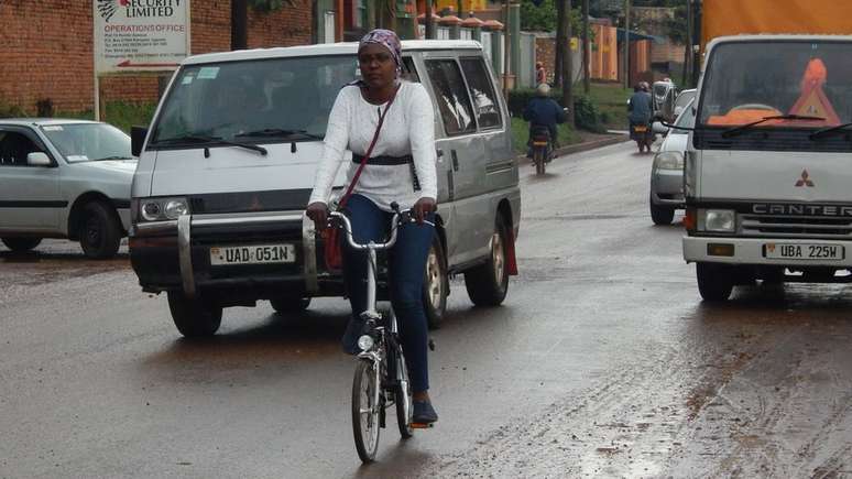Amanda Ngabirano anda de bicicleta em Campala; trajeto ao trabalho é uma pequena odisseia