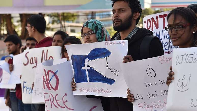 Manifestantes seguram cartazes com dizeres contrários ao Free Basics na Índia