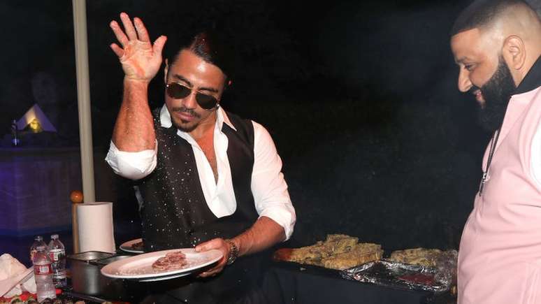 Salt Bae ficou popular na internet por sua forma peculiar de salgar a carne