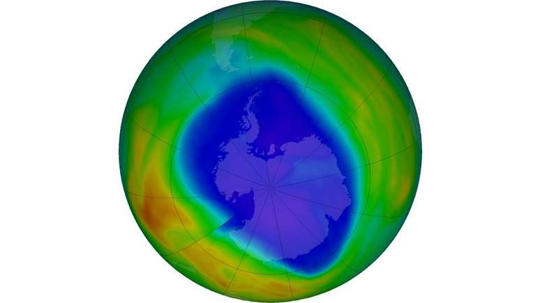 Camada de ozônio sobre o Polo Sul no dia 12 de setembro: em roxo e azul estão as áreas que têm menos ozônio, enquanto em amarelo e vermelho, as que têm mais