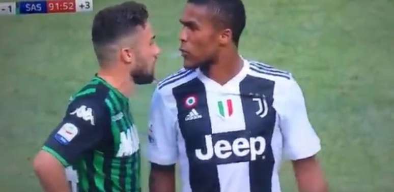 Douglas Costa cospe no rosto do adversário