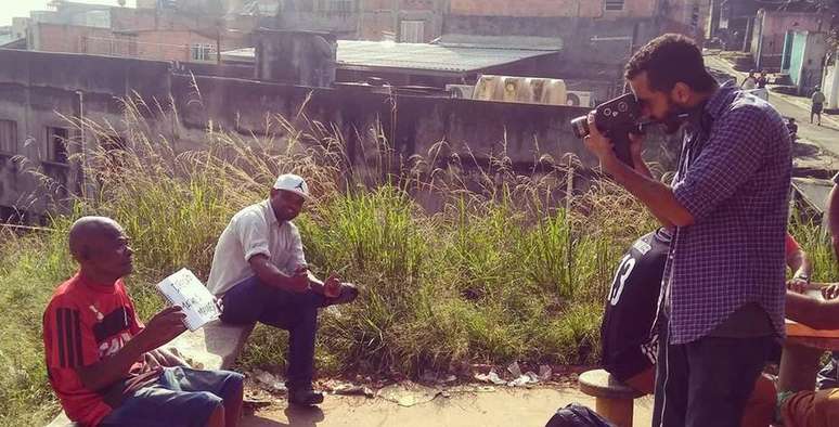 Matheus Mendes durante a gravação do filme 'São Paulo e Textura', na periferia de São Paulo.