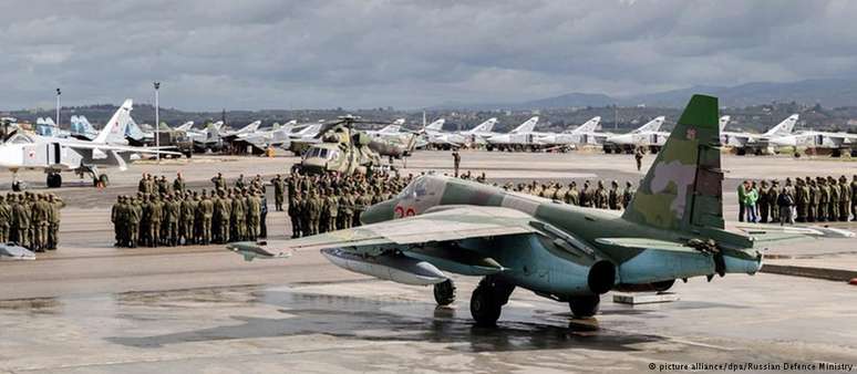 Aeronaves russas na base de Hmeymim, na Síria, para onde avião retornava quando foi abatido