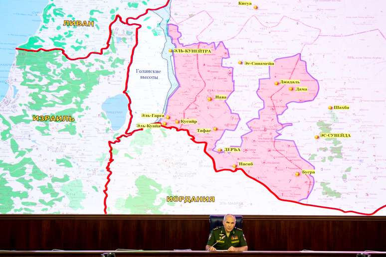 General russo Sergei Rudsko concede entrevista coletiva em Moscou, com mapa ao fundo mostrando territ&oacute;rios de Israel, Jord&acirc;nia, L&iacute;bano e S&iacute;ria 02/08/2018 Alexander Zemlianichenko/Pool via Reuters