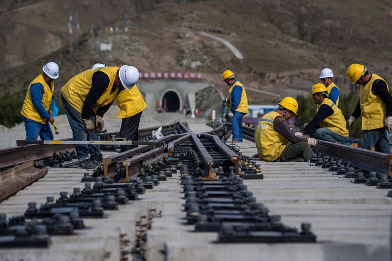 Homens trabalham em constru&ccedil;&atilde;o de ferrovia ligando Sichuan ao Tibet, na Regi&atilde;o Aut&ocirc;noma do Tibet, na China 16/09/2018 He Penglei/CNS via Reuters