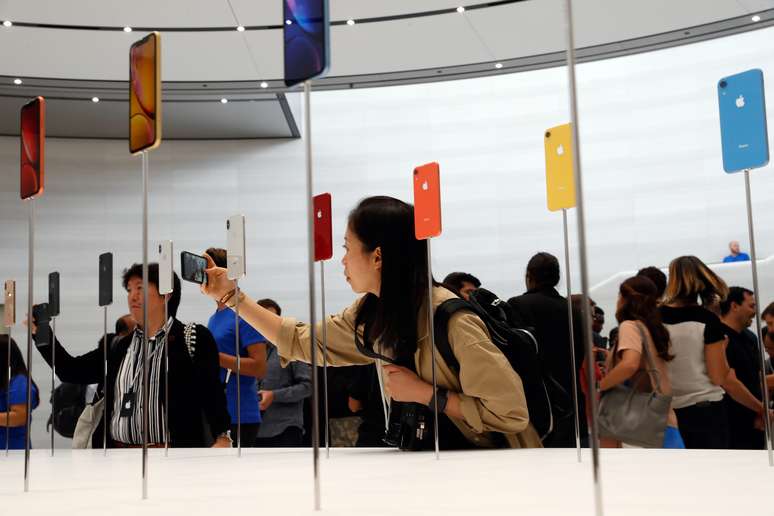 Pessoas tiram fotos dos novos produtos da Apple após lançamento em Cupertino, Califórnia 12/09/ 2018. REUTERS/Stephen Lam