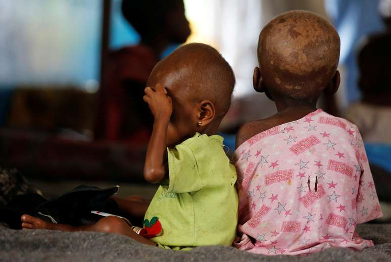 Crianças desnutridas em hospital da República Democrática do Congo 15/03/2018 REUTERS/Thomas Mukoya 